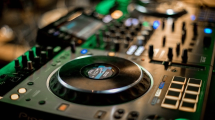 DJ