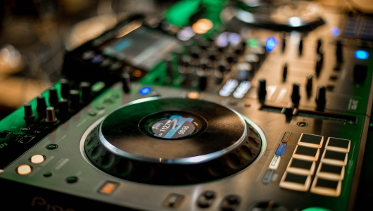 DJ