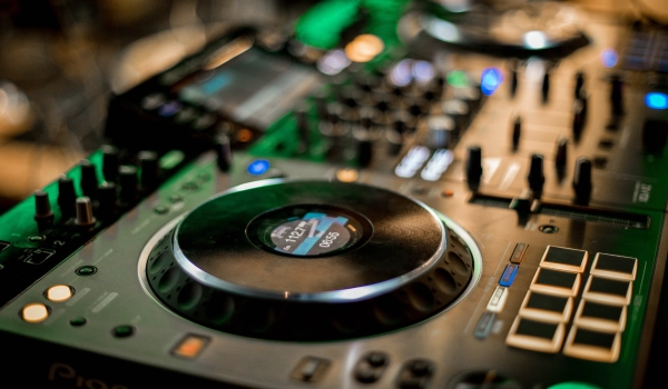 DJ