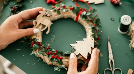 2025 11 23 Fabrication de couronnes de chiffon de Noël