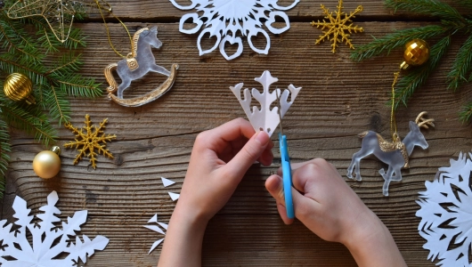 2025 11 30 Fabrication de guirlandes de flocons en papier