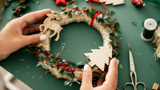 2025 11 23 Fabrication de couronnes de chiffon de Noël