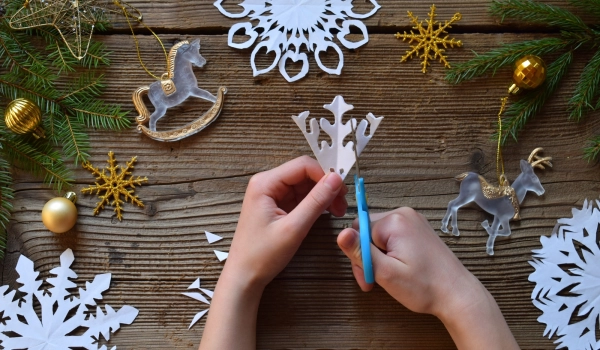 2025 11 30 Fabrication de guirlandes de flocons en papier