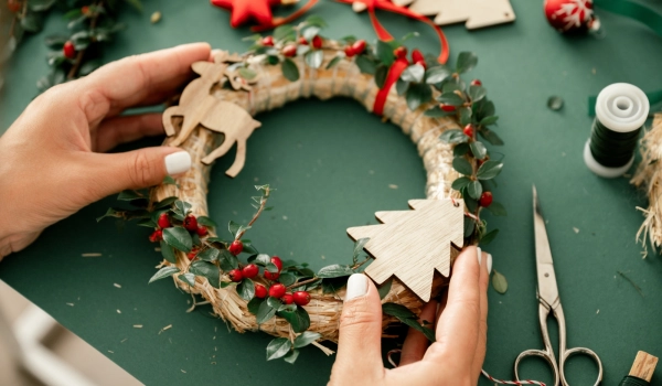2025 11 23 Fabrication de couronnes de chiffon de Noël